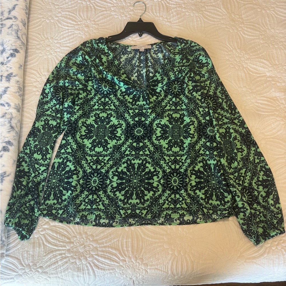 Loft ladies blouse size medium. Pit pit is 20, length is 23 1/2.